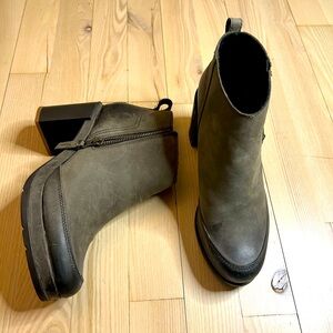 Like new! Sorel Chunky Heeled Waterproof Distressed Boots Size 9